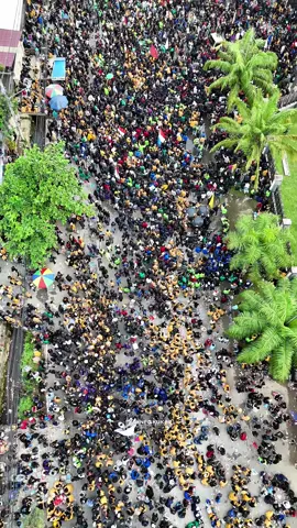 Aksi demo di DPRD Provinsi Kalimantan Timur di Samarinda, Indoensia, Senin (1/9/2025). #samarinda #demo #indonesia🇮🇩 #demo #dpr Cepat pulih Indonesia 🇮🇩🇮🇩🇮🇩🇮🇩@KALTIM INFO 