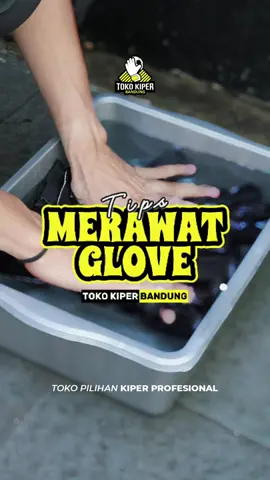 ✨ Tips dari mimin ✨ Kalo nyuci sarung tangan, usahain jangan pake sikat ya GK Lovers, soalnya bisa bikin latex cepet rusak 😬 Nah, kalo kalian masih ada yang suka pake sikat gak nih pas nyuci glove? 🤔 Coba tulis di kolom komentar . . . #Tips #terimakasihgklovers #perlengkapankiper #goalkeeperstore #tokokiperbandung 