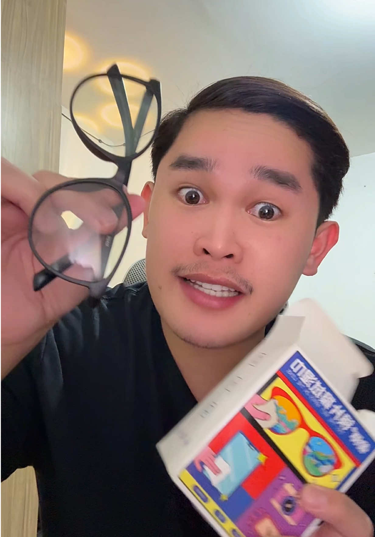 wag mong gamitin ang damit mo panglinis ng salamin kung ayaw mong masira. #eyeglass #eyeglasscleaner #lenscleaner 