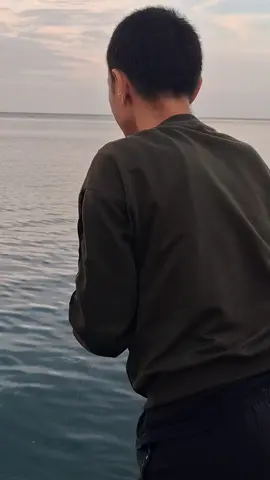 Menikmati suasana sore di pasar Rpupessy Wahai Seram Utara #fypシ゚ #TikTokCreatorSearchInsightsIncentive #anakpantai🏝 #hobimancing 