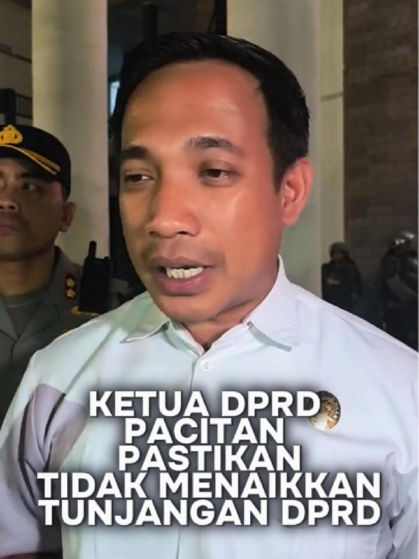Puluhan mahasiswa yang tergabung dalam PMII Pacitan menggelar aksi demonstrasi di depan Gedung DPRD Pacitan pada Sabtu, 30 Agustus 2025. Mereka menuntut kejelasan terkait isu sensitif kenaikan tunjangan DPRD yang ramai diperbincangkan. Saksikan penjelasan lengkap dari Arif Setia Budi mengenai isu tunjangan ini dan komitmen DPRD Pacitan untuk tidak menaikkan tunjangan, bahkan di tengah polemik yang sedang viral. Jangan lupa like, comment, dan subscribe untuk informasi terbaru seputar Pacitan! #DPRDPacitan #TunjanganDPRD #Pacitan #DemonstrasiMahasiswa #PMIIPacitan #ArifSetiaBudi