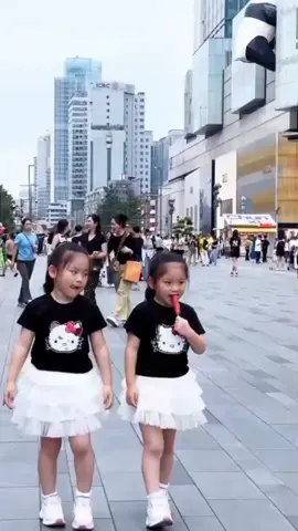 幸亏妹妹反应快,差一点香肠又保不住了！双胞胎