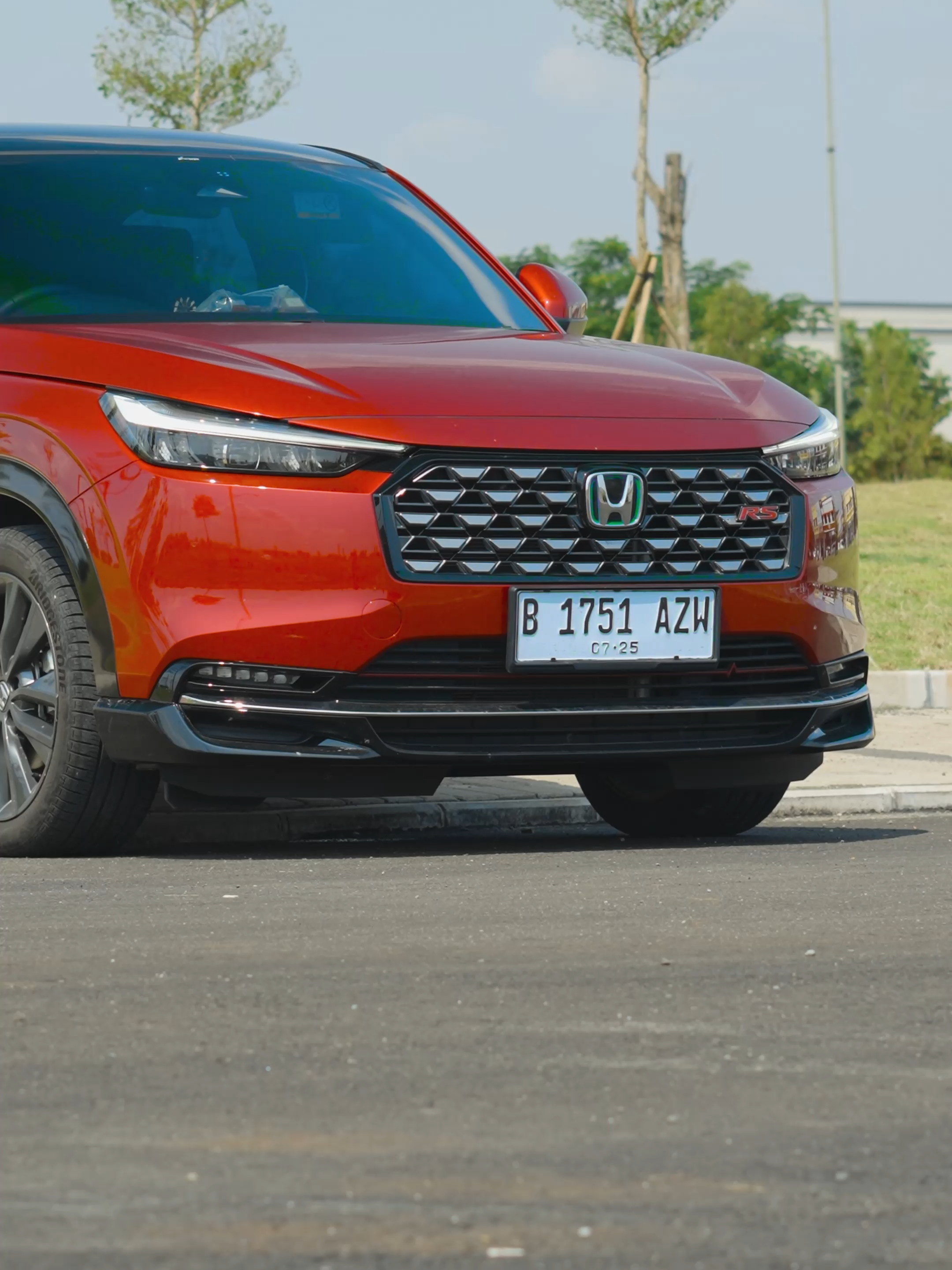 Bukan sekadar berkendara. New Honda HR-V e:HEV memberikan pengalaman yang terasa beda sejak pertama gas diinjak. Halus, responsif, dan tetap ikonik. #NewHondaHRVeHEV #IconicHybrid #Honda #Hondaisme #PilihHonda #PastiPastiAja #ItsAHonda