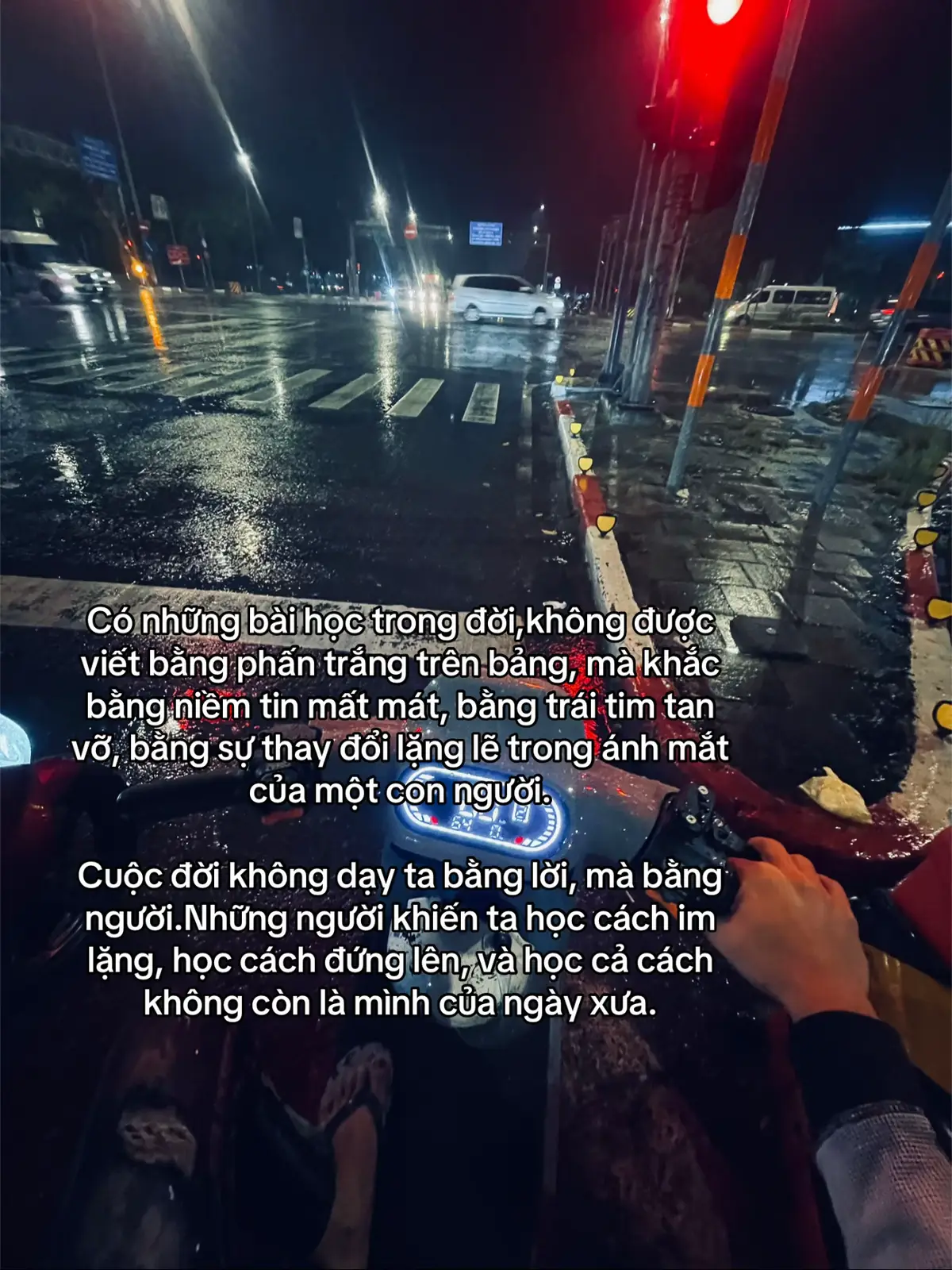 Có những bài học trong đời,không được viết bằng phấn trắng trên bảng, mà khắc bằng niềm tin mất mát, bằng trái tim tan vỡ, bằng sự thay đổi lặng lẽ trong ánh mắt của một con người. Cuộc đời không dạy ta bằng lời, mà bằng người… Những người khiến ta học cách im lặng, học cách đứng lên, và học cả cách không còn là mình của ngày xưa.#xuhuong 