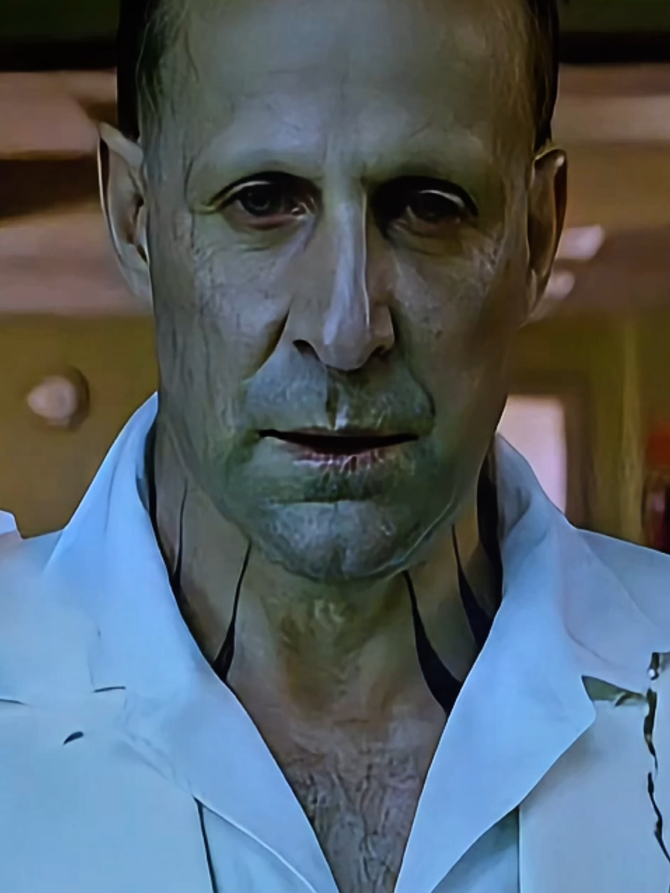 Peter Stormare es un actor sueco que interpretó a Lucifer en la película Constantine (2005). Su versión del personaje se destacó por ser una de las más inquietantes del cine, alejada de la clásica imagen demoníaca. Como cristiano, aportó ideas propias: vistió de blanco para crear un contraste con la naturaleza oscura de Lucifer, mostró pies desnudos manchados de alquitrán como símbolo del infierno y construyó un estilo calmado, sarcástico y manipulador. Su interpretación convirtió a este Lucifer en uno de los más recordados de la pantalla grande. #constantine #lucifer