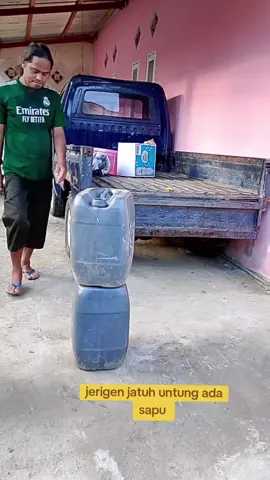 untung ada sapu 😂 #fypシ゚ #fypage #lucu_ngakak #comediahumor #funny 