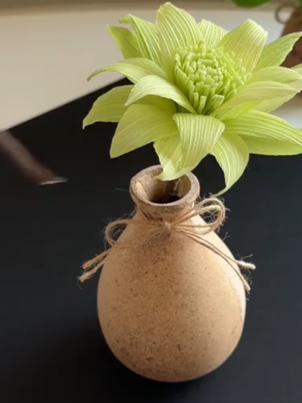 DIY corn husk flower tutorial for kids #diykids #diyflower #cornhusk #kidseducation #kidscrafts 