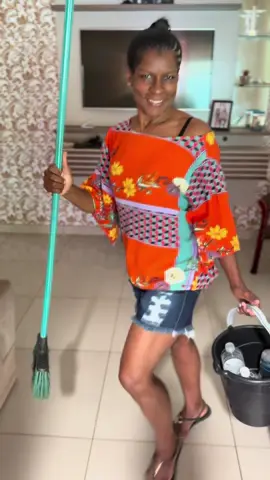 Dia de limpeza ao som de Midnightsun !! #midnightsun #zaralarsson @Zara Larsson 