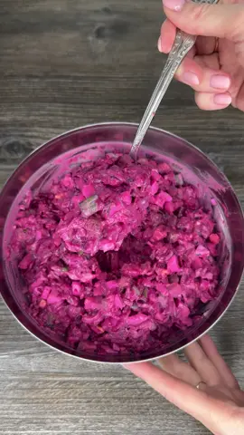 А вот и не угадали! Это не винегрет и даже не селедка под шубой… 😋 ⠀ Давай соберём больше ❤️ и «Спасибо за рецепт!» Больше полезного и вкусного в моем ТГ КАНАЛЕ ❤️ ссылка в шапке профиля ☺️ ⠀ Вам понадобится: ▫️свекла отварная 3 шт ▫️яйцо отварное 4 шт ▫️маринованный огурец 4-5 шт ▫️слабосоленая сельдь 150 г ▫️сметана 1 ст.л ▫️майонез 1 ст.л ▫️зеленый лук, зелень ▫️соль, перец ⠀ Приятненького аппетита 😋