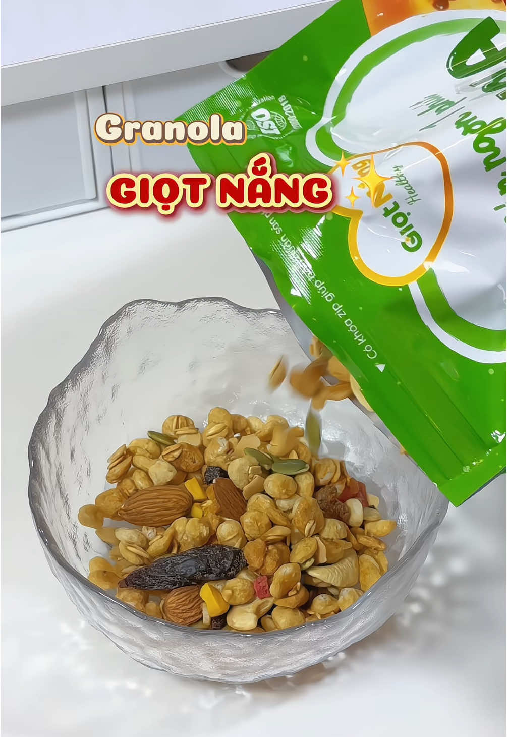 Granola Giọt Nắng có bạn nào chưa ăn thử hong? Tiếc lắm đó nha #granola #granolagion #granolagiotnang #nongsangiotnang #minhlaanh0410 #foodreview #reviewdoanvat #unboxing 
