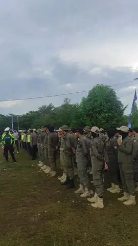 Assalaamualaikum wr wb Salam sejahtera bagi kita semua.  Salam Praja Wibawa!  KOBA, Pada hari Minggu, 31 Agustus 2025, pukul 13.00 wib s.d 01.00 wib, seizin Kasatpol PP Kab. Bangka Tengah, Kabid Tibum Trammas dan Linmas melalui Kasi Opsdalpras Melaksanakan Pengamanan malam puncak sekaligus penutupan acara Kobalorasi Vol.III Gebyar HUT Kota Koba ke 171 Tahun 2025 di Alun-alun Taman Hijau Kota Koba. Bupati dan Wakil Bupati Bangka Tengah memberikan sambutan dan menyampaikan himbauan serta mengajak seluruh masyarakat Bangka Tengah dan seluruh pengunjung yang hadir untuk tidak mudah terprovokasi oleh pihak tertentu supaya terhindar dari situasi yang tidak kondusif.  Satpol PP Kab. Bangka Tengah bersinergi dengan pihak Kepolisian yakni Polres Bangka Tengah yang diawali dengan Apel Persiapan Pengamanan sebelum malam puncak Kobalorasi berlangsung.  Kasi Opsdalpras menugaskan personil sebanyak 60 orang Anggota Satpol PP Kab. Bangka Tengah di beberapa titik penjagaan dan melakukan penertiban PKL liar yang berjualan di area yang tidak diperbolehkan serta melakukan pengamanan di area panggung utama yakni pengamanan artis pengisi acara, pejabat dan tamu udangan di tenda VIP.  Malam Puncak Kobalorasi vol III berlangsung tertib dan Kondusif, selanjutnya ditutup dengan Apel Konsolidasi unsur pengamanan yang dipimpin oleh Ketua pelaksana Kobalorasi vol. III.  Demikian disampaikan, Seksi Opsdalpras Bidang Tibum Trammas dan Linmas Satpol PP Kabupaten Bangka Tengah melaporkan. Wassalaamualaikum wr wb Salam Praja Wibawa! #KOBALORASI #GaweBangAyi #Efrianda #PrajaWibawa #POLPP  