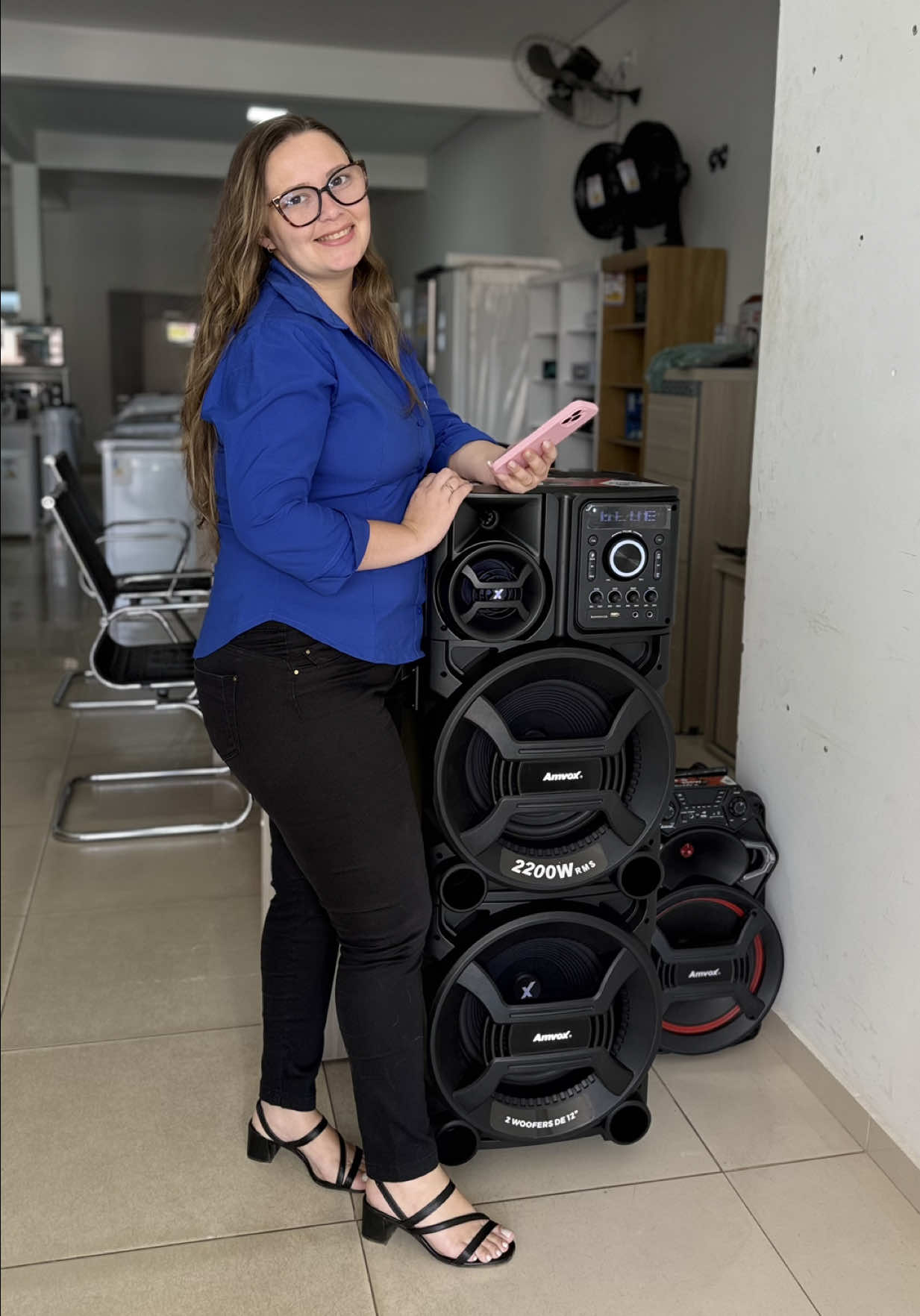 🔥 Potência de verdade com a Amvox ACA 2201! Sinta cada batida com graves intensos/ conexão Bluetooth 5.0/Potência 2200w RMS/ 1 Tweeter de 6/ Display em led/ Entradas USB/ SD/ TF CARD/ Entrada para microfone e instrumento e show de luzes em LED. Perfeita para animar qualquer ambiente!! 🎶🔊 #Amvox #CaixaDeSom #SomPotente #Bluetooth #festaemqualquerlugar