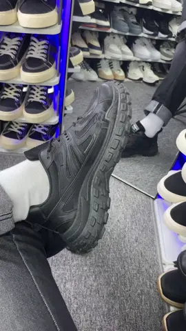 Rekomendasi sepatu cowok keren warna hitam dari brand Whoppy #whoppy #sneakers #sepatusneakers #sepatucowok #sepatuhitam 