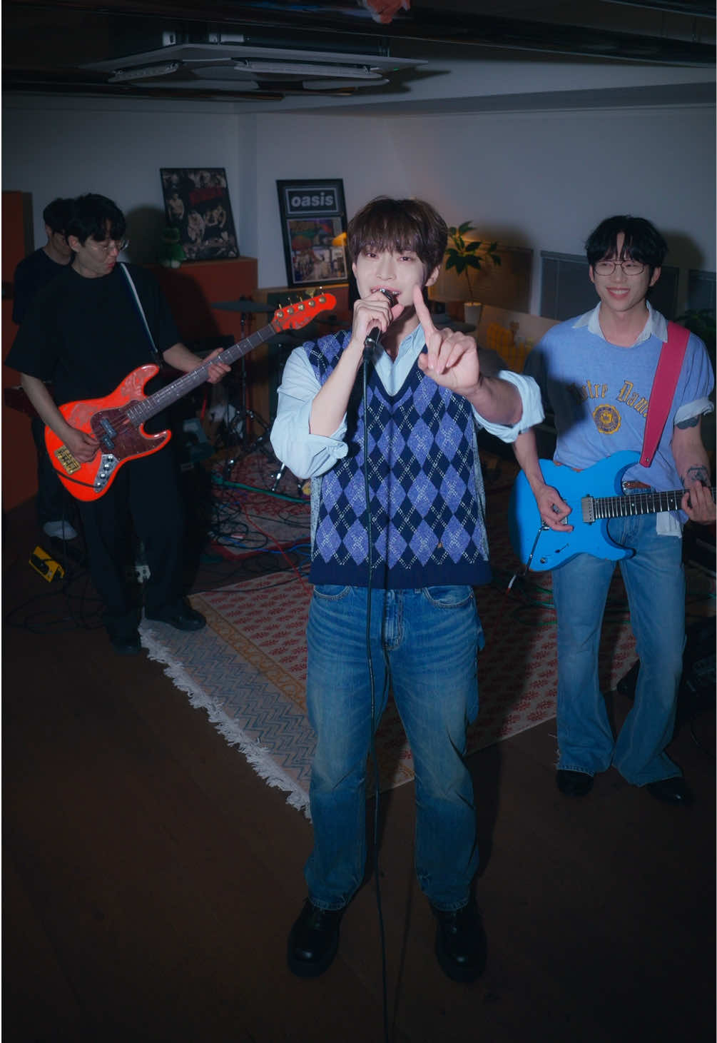 With 도영 from @NCT Official, 사랑은 여섯줄 너를 위해 매일 밤 연습했어 ⚡️ #10CM #십센치 #DOYOUNG #도영 #사랑은여섯줄 