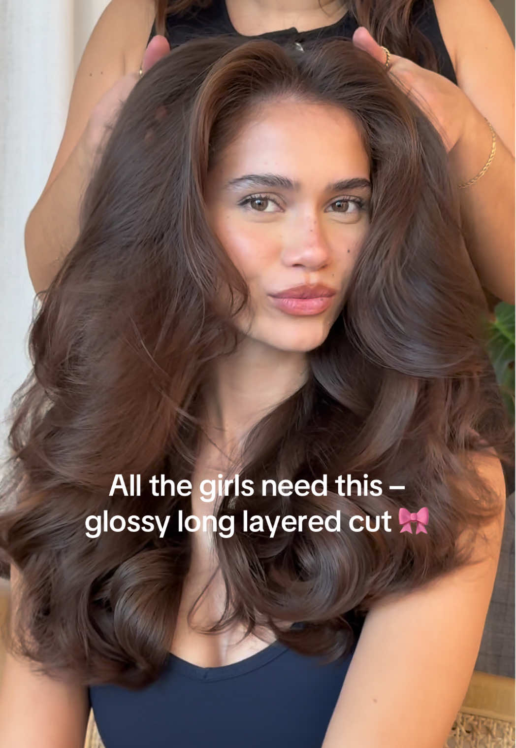 All the girls need this – glossy long layered cut 🎀 Soft layers, mirror shine, and that bouncy, healthy finish we’re all obsessed with. It’s giving effortless, expensive, and ready for anything. Book your glow-up: long layers + Aveda gloss = dream hair combo. . . . #glossyhair #longlayer #healthyhair #freshcut #blowout 
