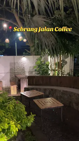 📍Sebrang Jalan Coffe Coffeshop dengan konsep alam, dengan view Danau, dan tanaman bunga, banyak spot2 buat foto juga pokoknya instagramable banget, perfect buat ngopi santai bareng kawan2 💫 #sebrangjalancoffee #coffeshop #cilegon #fyp #fyppppppppppppppppppppppp 