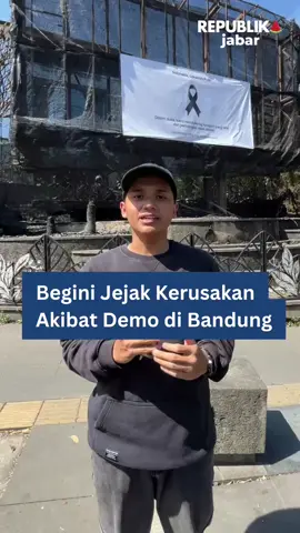 Halo, Sobat Republika! Demonstrasi yang berlangsung pada tanggal 29 Agustus 2025 lalu meninggalkan kerusakan terhadap beberapa fasilitas umum. Di sekitar Dago dan Gedung DPRD Jawa Barat nampak berbagai fasilitas yang rusak, seperti lampu lalu lintas, gedung mess MPR dan masih banyak lagi. Simak video di atas untuk mengetahui lebih lanjut terkait kerusakan fasilitas umum pascademo. #CekRepublikaAja #DemoDPR