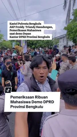 Kasat Intel Polresta Bengkulu AKP Freddy Triandy, menertibkan mahasiswa saat hendak demo di depan Kantor DPRD Provinsi Bengkulu. #kasatintel #polrestabengkulu #demo #aksimahasiswa #indonesiacemas 