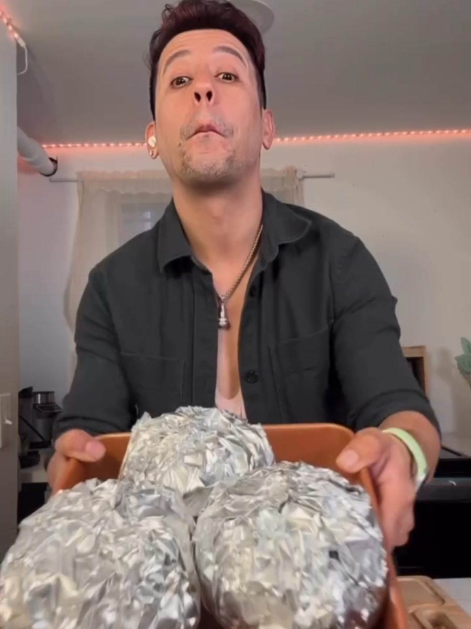 🔥Para la receta de las cebollas rellenas🧅🥫🥓 🔥cebollas 🔥tocino  🔥queso  🔥aceitunas  🔥salsa de tomate  🔥un mini de sal y orégano.  Llevar al horno por 45 minutos a 200 gr👌🏻🙂 #recetas #vegan #humor #nyc #viral 