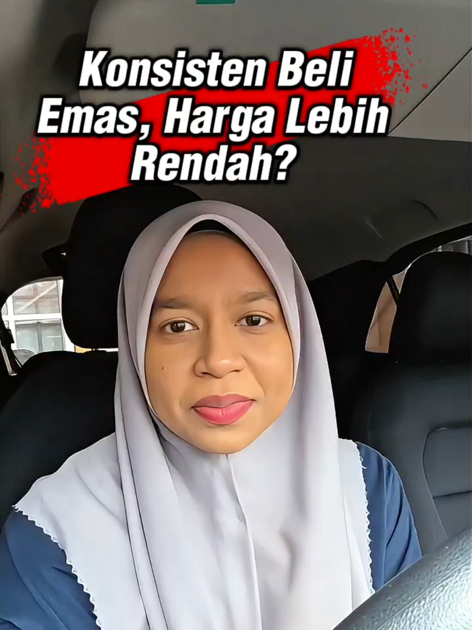 KONSISTEN BELI EMAS, HARGA LEBIH RENDAH?  Yang tiap-tiap bulan tunggu harga emas turun last-last emas tak turun-turun pasti menyesal tak beli masa mula-mula harga naik. Dah sekali naik tak turun dah, kesudahannya anda beli dengan harga lebih mahal.  🎯 Penyimpan emas yang berilmu dia tak tengok harga, dia beli je emas dengan harga berapa pun. Sebab kalau kita konsisten beli emas, purata harga kita beli lebih rendah. Contoh:  Tiap-tiap bulan kita beli 1g dengan harga: Jan - RM400 Feb - RM450 Mac - RM500 April - RM480 Mei - RM515 Jadi, purata harga anda beli emas adalah (RM400+ RM450+ RM500 + RM480+ RM515)/5 = RM469/g.  Jadi jangan bazir emosi bila harga RM500 kita panik dan tunggu ianya turun, esok panik lagi bila harga naik RM510. Beli sahaja berapa pun jika anda konsistem harga purata anda beli sebenarnya tak sampai RM515 pun untuk 1g selama 5 bulan tersebut.  Tambahan pula, simpanan emas untuk jangka masa panjang, jadi jangan bazir emosi pantau harga setiap hari.  Nak saya bantu bagi lebih tips and bimbingan simpanan emas, boleh klik link di bio, saya bantu anda.  #dealerpublicgold  #tipskayadenganemas  #misibebashutang  #financialfreedom  #simpananemas 