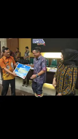 Pemprov Jateng Salurkan Bantuan Keuangan Rp 61 Miliar ke Pemkot Pekalongan PEKALONGAN - Pemerintah Provinsi Jawa Tengah menyalurkan bantuan keuangan (bankeu) kepada Pemerintah Kota Pekalongan senilai Rp 61 miliar untuk melaksanakan berbagai program.  Bantuan itu diserahkan secara simbolis oleh Gubernur Jawa Tengah Ahmad Luthfi kepada Wali Kota Pekalongan Achmad Afzan Arslan Djunaid di kantor Bappeda Kota Pekalongan, Selasa, 2 September 2025.  Bantuan tersebut terbagi dalam beberapa kegiatan, meliputi bantuan belanja bagi hasil pajak kepada Kota Pekalongan senilai Rp 54,2 miliar. Adapun bantuan tak terduga (BTT) senilai Rp1,5 miliar, bantuan sarana prasarana Rp 700 juta, dan TMMD Rp 697 juta. Kemudian ada bantuan pendidikan untuk 50 kegiatan dengan nilai total Rp 2 miliar; bantuan Kelompok Usaha Bersama (Kube) untuk 10 kelompok senilai total Rp 200 juta; bantuan sambungan listrik rumah sebanyak 5 unit dengan nilai total Rp 6,1 juta; bantuan pembangunan PLTS rooftop senilai Rp 60 juta.  Selain itu, juga ada bantuan hibah untuk organisasi masyarakat dan yayasan pendidikan sebanyak tiga lembaga dengan nilai total Rp 110 juta. Ada pula bantuan hibah pendidikan keagamaan/gobang keagamaan untuk 4 lembaga Rp 230 juta, bantuan insentif pengajar keagamaan sebanyak 2.589 dengan nilai Rp 1 miliar; dan Penghargaan Pangripta Abipraya Kota Pekalongan sebesar Rp 275 juta. Dijelaskan, sebagian bantuan keuangan itu juga untuk pemulihan (recovery) kantor pemerintah Kabupaten Pekalongan yang sempat terbakar beberapa waktu lalu.  
