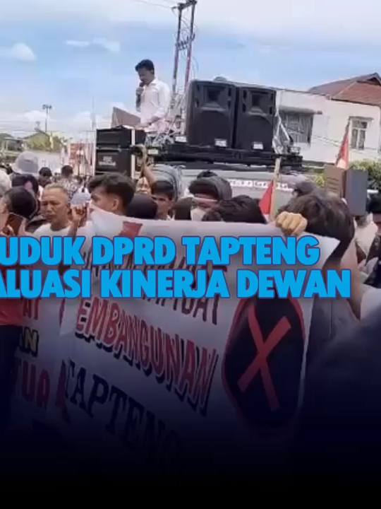 MASSA GERUDUK DPRD TAPTENG TUNTUT EVALUASI KINERJA DEWAN #Massa #DPRDTapteng #EvaluasiKinerja #KapolresTapteng #GerudukDPRDTapteng #GerakanPemuda #SNN #SIBNewsNetwork
