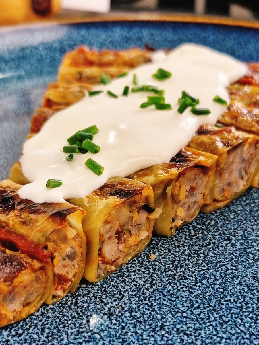 Choux farci maison ! Une recette réconfortante, généreuse et pleine de saveurs 🤩🔥 🛒 Ingrédients : 🥬 1 chou 🥩 700 g de viande hachée (moitié bœuf / porc) 🧅 1 oignon 🧅 1 échalote 🧄 2 gousses d’ail 🌿 Une poignée de persil 🍅 2 petites tomates 🍚 1 verre de riz 🥚 1 œuf 🧂 Sel & poivre 🍗 Bouillon de volaille 🍅 Concentré de tomate 🧈 Beurre #RecetteFacile #CuisineFrançaise #FaitMaison #ChouFarci #recettetraditionnelle 