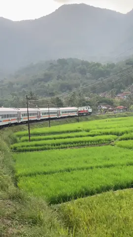 asiknya menikmati vibes dari kereta #keretaapi#kereta#rinduakurindukamu#vibs#xybca  