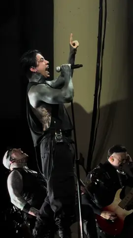 Being able to see this live made my entire life(if you couldn’t tell by how I screamed at the end😂) @ronnieradke is a freaking beast and anyone who thinks that he’s lip syncing this better think again #ronnieradke #fallinginreverse #noblesville #godisaweapontour #concert 