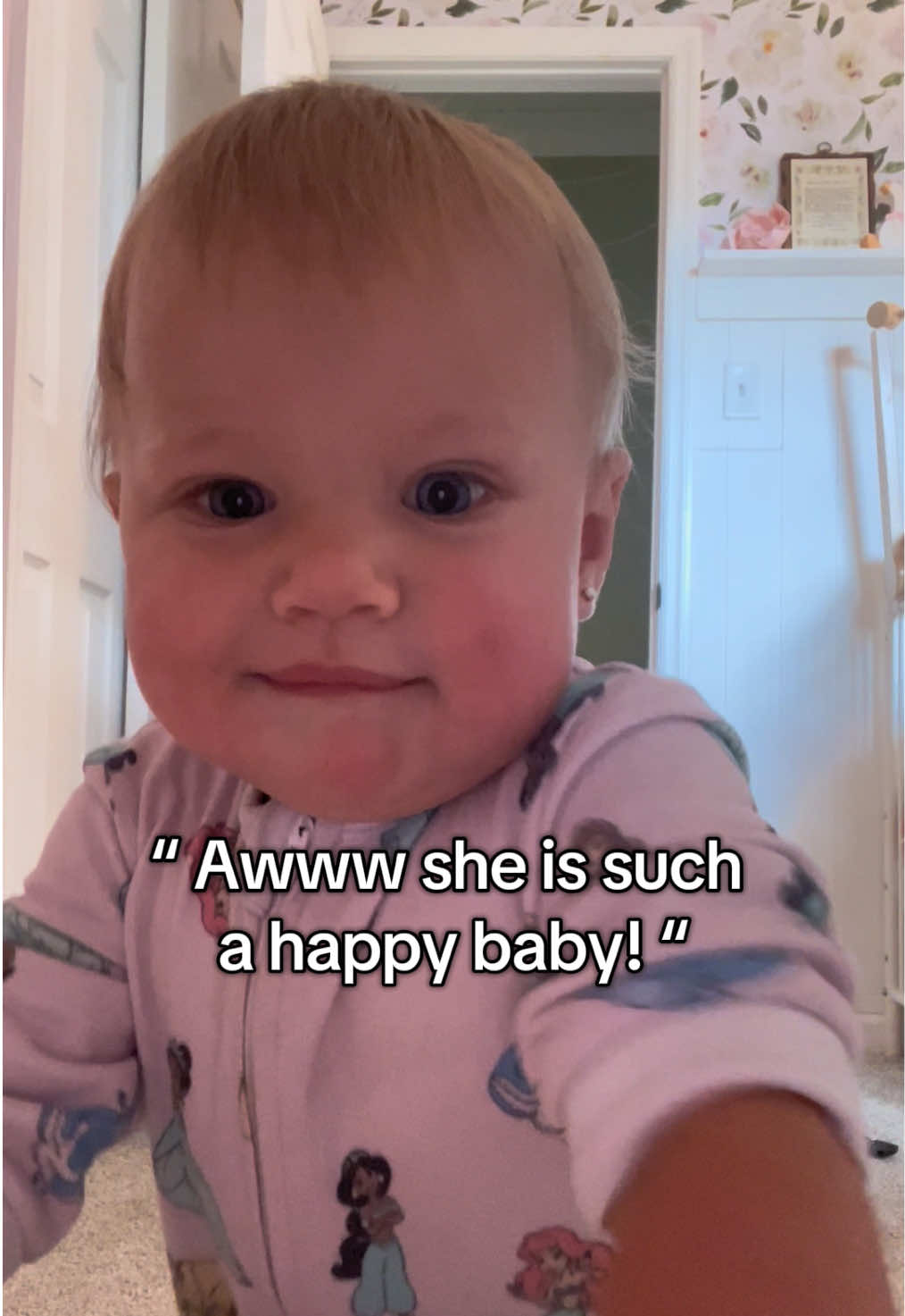 The girl is scared of her own shadow 🤣 #MomsofTikTok #trend #fyp #babysoftiktok #funnyvideos 