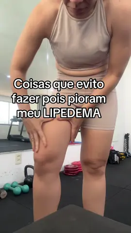 Lipedema é uma doença, não tem cura e pode piorar ou melhorar de acordo com o que faça na rotina.  No meu caso, o que nota piora imediata é: - Ingerir bebida alcoólica, o inchaço vem, o intestino altera e já sinto as pernas diferentes, cansadas e mais pesadas  - Beber baixa quantidade de água, é impressionante como me sinto mais inchada  - Cair na ingestão proteica ideal para meu dia, já noto que isso me faz comer em maior quantidade  - Passar 1 semana sem treinar. Daí pronto, já percebo diferença na textura da pele.  Por isso que aqui na consultoria premium do método slim Gold minhas Slins já tem um olhar para isso para que o lipedema só melhore.  E agora me conta você, já percebeu o que mais piora por aí? 