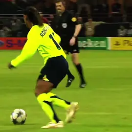 Ronaldinho barcelona skills🪄#fyp #ronaldinho #ronaldinhogaucho #skills #viral 