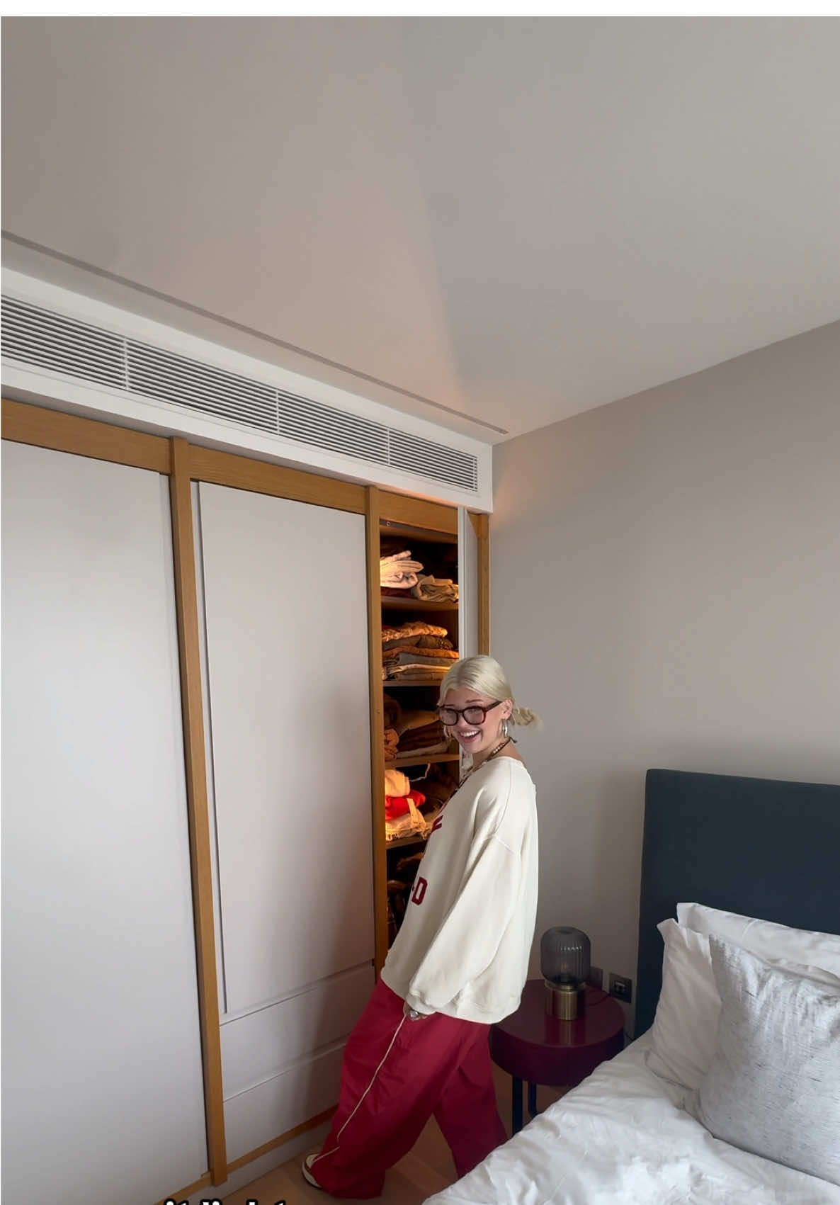 london apartment tour nobody asked for😍 more stuff over on instagram <3 @ loren