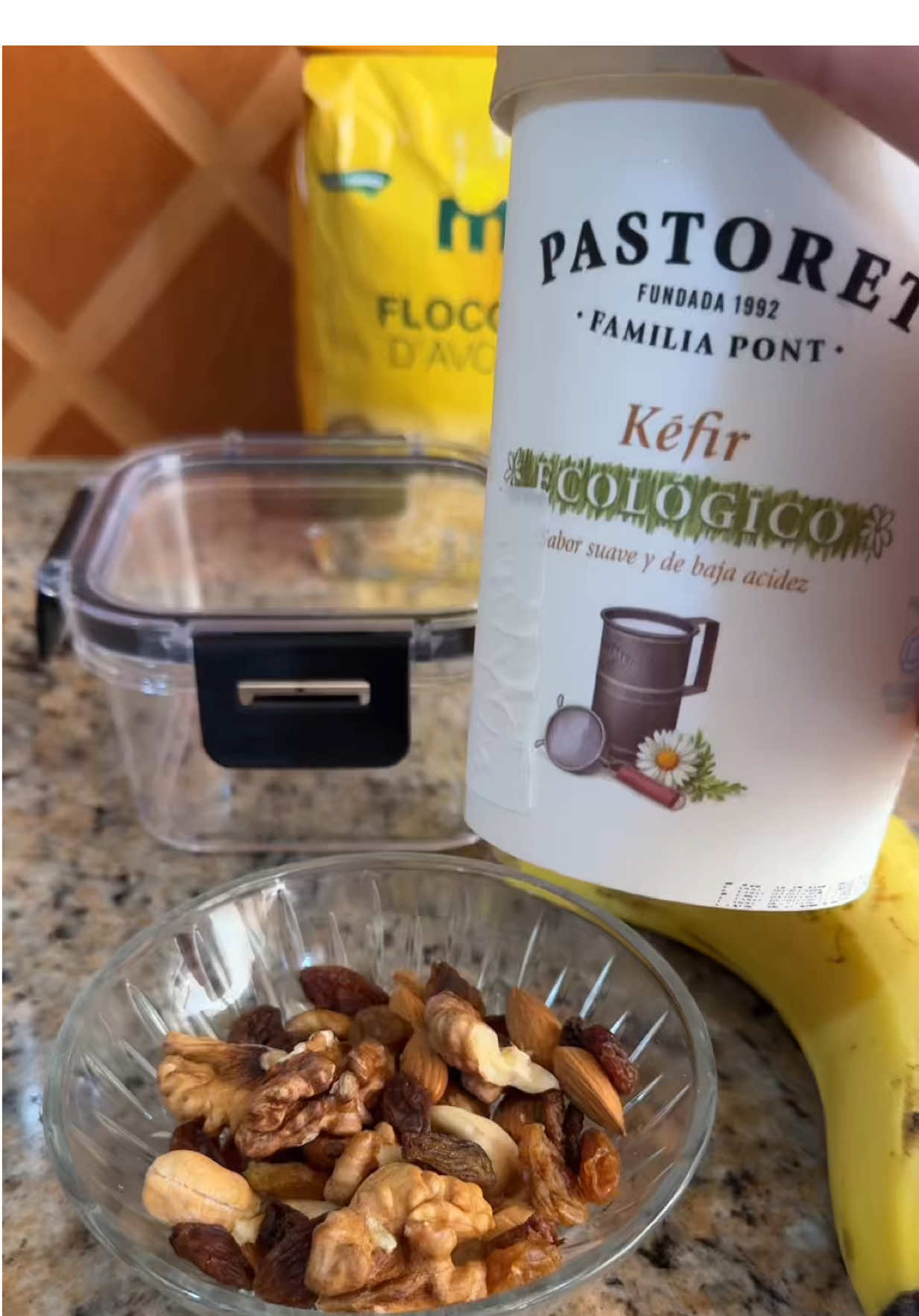 🍶✨ فطور صحي وبروتيني مع كفير Pastoret ✨🍶 الكفير معروف بفوائده الكبيرة على الهضم وصحة الأمعاء 💪🦠 🥣 نحتاج (لكمية شخص واحد): • 150 مل كفير Pastoret 🍶 • 40 غ شوفان 🌾 (حوالي 4 معالق كبار) • 1 فاكهة حسب الذوق 🍌🍎🍓 • 20 غ فواكه جافة 🥜🌰 (حفنة صغيرة) • 1 معلقة صغيرة عسل 🍯 👌 نخلط كلشي مع بعض ونحصلو على فطور لذيذ، مغذي وسهل التحضير، يمكن تعطيه لوليداتك قبل المدرسة 🎒 أو تاكلو فالدار 🏡 أو فالخدمة 🧑‍💻 💡 وصفة بسيطة وصحية اللي غادي تعطيك طاقة طوال النهار ⚡