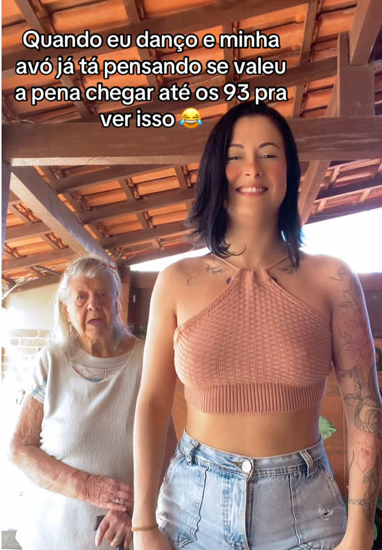 Ela tentando entender o que tá acontecendo🤣 minha vozinha é linda né gente 😍♥️ #foryouu #netaevó #vó #fyp 