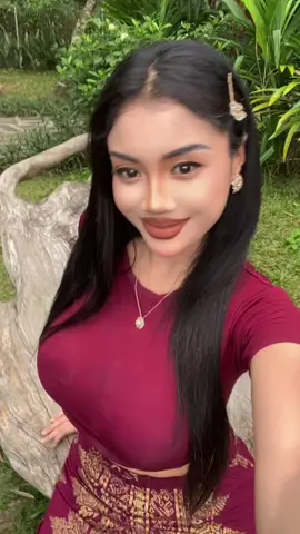 “Katanya bibir tebal itu seksi cuma bawaan lahir… padahal, rahasianya bisa banget dimulai dari lipliner under 100K! 💋 Hari ini aku pakai Lipliner Exposed buat ngebentuk outline bibir biar kelihatan lebih penuh. Triknya? Tarik garis tipis di luar garis alami bibir, lalu isi bagian tengah dengan Lipcream OMG biar hasilnya smooth dan natural. Kenapa sih bibir penuh dianggap cantik? 👉 Secara visual, bibir tebal memberi kesan feminim, sensual, dan youthful 👉 Dalam standar kecantikan modern, bibir penuh sering dikaitkan dengan daya tarik yang kuat 👉 Plus, makeup jadi lebih stand out saat bibir tegas dan berisi Jadi jangan minder, dengan teknik yang tepat dan produk affordable, siapa pun bisa punya “full lips look” tanpa filler. 🖤 Lipliner ini literally <100K dan hasilnya bikin nagih! Siapa di sini yang mau coba juga?” Hashtag #LipLinerUnder100K #LipLinerHack #FullLipsTutorial #LipMakeup #LipLinerExposed               