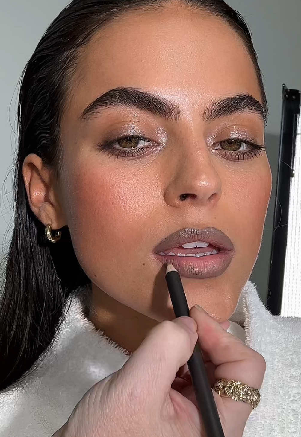 This nude lip look >>>> Here’s how with Sarah Jane Nader’s go-to lip combo in seconds 💋. @Sarah Jane’s Power Trio: 💫 MAC Lip Pencil in Greige 💫 MACximal Silky Matte Lipstick in Peachstock 💫 MAC Lipglass Air in Accolade #MACLipCombo 