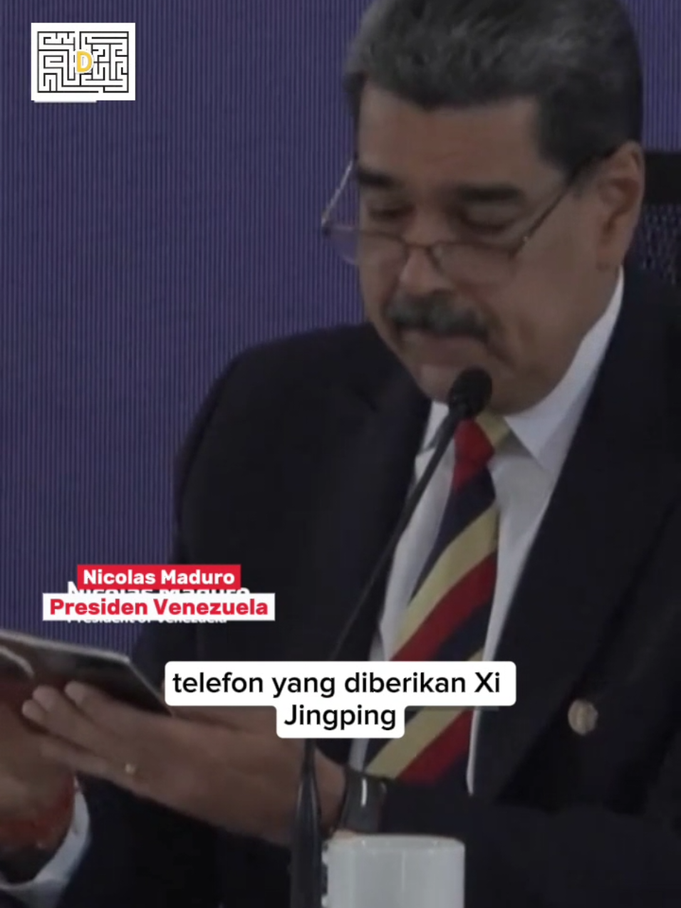 Presiden Venezuela memamerkan handphone pemberian Presiden China Xi Jingping yang diklaim bahkan Amerika pun tidak bisa menyadapnya. #venezuela #nicolasmaduro #xijingping #mazedaily #china
