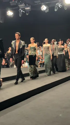 Discover #rizmanruzaini SS26 collection, unveiled during #dubaifashionweek  اكتشفوا مجموعة rizmanruzaini لموسم ربيع/صيف 2026، والتي كُشف عنها خلال أسبوع الموضة في دبي 