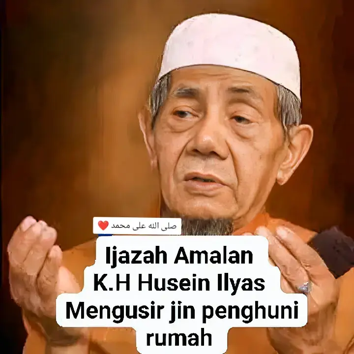 Berikut ini ada sebuah ijazah amalan doa untuk mengusir jin yang menghuni rumah dengan cara yang damai. Doa ijazah ini disampaikan oleh salah satu Kiai sepuh asal Mojokerto, yakni KH. Husein Ilyas. Rumah angker biasanya mempunyai energi negatif akibat pengaruh jin jahat/setan yang turut menghuni di dalamnya. Tidak semua rumah yang dihuni makhluk halus ditandai dengan adanya penampakan sosoknya atau adanya orang yang kesurupan. Tanda lain rumah tersebut biasanya suasana di dalamnya terasa panas, sering bertengkar, malas ibadah ata bahkan sampai sering sakit-sakitan yang aneh menurut medis, bisa jadi itu tanda rumah itu banyak dihuni oleh jin jahat. Menurut KH. Khusen Ilyas, mengusir makhluk halus di rumah angker itu tidak bisa sembarangan. Seandainya asal mengusirnya dengan bacaan- bacaan yang dapat membakar wujud jin itu tadi dikhawatirkan bisa menimbulkan dendam. Menurut beliau, karena merasa disakiti mereka akan dendam, sedangkan bangsa jin itu umurnya bisa ribuan tahun dikhawatirkan akan membalasnya hingga anak keturunan manusia itu. Oleh sebab itu menurutnya diperlukan cara-cara yang damai dan tidak menyakiti dalam mengusir makhluk halus yang menghuni rumah tersebut. Berikut ini ijazah amalannya dari KH. Husein Ilyas: Yang dilakukan pertama kali adalah membaca Tawasul yang dihadiahkan kepada: Fatihah kepada Rasulullah SAW Fatihah kepada Mbah Sayyid Muhammad Al-Bakir RA Fatihah kepada kedua orang tua Fatihah kepada yang babat (pembuka) tanah desa Fatihah Ila hadroti Man Ajazani (kepada yang mengijazahkan amalan) Kemudian dibacakan doa berikut ini: سُبْحَانَ مَنِ احْتَجَبَ بِجَبَرُوْتِه عَنْ خَلْقِه فَلاَ عَيْنَ تَرَاهُ لاَ ضِدَّ وَلاَ نِدَّ سِوَاهُ Subhaana manihtajaba bijabaruutihi ‘an kholqihi falaa ‘ayna taraahu laa dhidda walaa nidda siwaahu. Dibaca 91 kali dalam sekali duduk, sesudah itu ditiupkan ke pasir ataupun garam. Kemudian pasir atau garam tersebut disebarkan di sekitar rumah dan pekarangan yg dimaksud. Insya Allah dimana tempat yang angker akan terasa tenteram. #doa  #mustajab  #fyppppppppppppppppppppppp  #fypシ゚  #viralvideo 