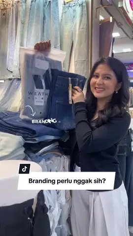 Kalau kamu jadi pembeli, lebih pilih mana? 1️⃣ Jeans polos tanpa identitas 2️⃣ Jeans dengan logo + packaging rapi Branding itu simple, tapi efeknya luar biasa. Dari sekedar hangtag sampai thank you card, bikin customer lebih percaya dan balik lagi.