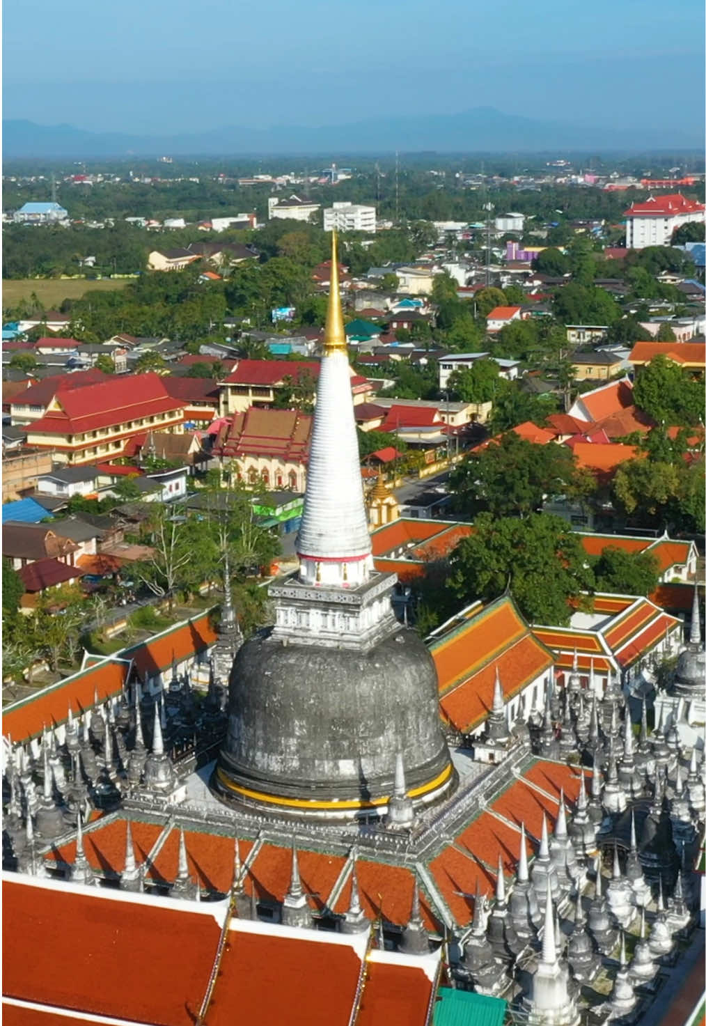 ✨ วัดพระมหาธาตุวรมหาวิหาร ถนนราชดำเนิน อำเภอเมืองนครศรีธรรมราช จังหวัดนครศรีธรรมราช ปูชนียสถานที่สำคัญที่สุดแห่งหนึ่งของภาคใต้และประเทศไทย พระบรมธาตุเจดีย์มีลักษณะทรงลังกามีความสูง 55.78 เมตร ปลียอดทำจากทองคำบริสุทธิ์ ภายในประดิษฐานพระทันตธาตุของพระพุทธเจ้า ⏰ เปิดให้เข้าสักการะทุกวัน เวลา 08.30-18.00 น.  . ✨ Wat Phra Mahathat Woramahawihan  is located on Ratchadamnoen Road, Nakhon Si Thammarat Province. This temple is one of the most important historical sites in Thailand. The present pagoda has a distinctive Sri Lankan style. It is 55.78 meters high. The top is entirely covered by pure gold. Inside is enshrined the Lord Buddha's tooth relic. ⏰ Open daily from 8.30 a.m. to 6.30 p.m. #1672travelbuddy #วัดพระมหาธาตุวรมหาวิหาร  #วัดพระมหาธาตุวรมหาวิหารนครศรีธรรมราช  #นครศรีธรรมราช  #เที่ยวนครศรีธรรมราช 