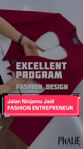 ✨ Jadi Fashion Designer Profesional Mulai dari Nol? Bisa! 📍 Phalie Studio – Kelas Fashion Design di Jakarta 📲 Tersedia Online & Offline Belajar fashion design dari NOL, TANPA perlu bisa gambar atau menjahit dulu. Kelas di @phaliestudio dirancang khusus untuk pemula dengan sistem belajar langsung dan mudah diikuti. Hari pertama kamu sudah belajar menggambar anatomi tubuh, dasar penting untuk merancang busana yang nyaman & stylish! 🧵 Durasi kelas? Program Fashion Design 1 hanya 6 bulan 📅 3 jam per sesi | 👥 Semi-private (maks. 6 peserta) 💬 Banyak yang tanya: “Saya belum punya skill, bisa ikut?” Jawaban kami: BISA! Karena @phaliestudio mendampingi kamu step-by-step: dari mengenal desain, membuat pola, menjahit, hingga membangun fashion brand-mu sendiri. 👗 Kelas ini bukan hanya belajar desain. Tapi juga bantu kamu menjadi entrepreneur fashion masa kini. 🔗 Info lengkap & pendaftaran: 👉 phaliestudio.com 📱 WA: 0895-0724-8559 — #phaliestudio #kursusfashionjakarta #kursusfashiondesign #kelasfashiononline #belajarfashiondesign
