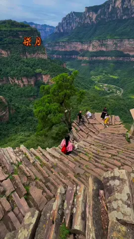 The Xintitou Trail, also known as the Luban Ancient Trail, boasts a history of over 600 years. Legend has it that locals spent five years building this stone staircase, connecting the sky and the earth, on the Taihang cliffs to facilitate trekking up and down the mountain. Walking along the ancient trail today, one cannot help but marvel at the wisdom and courage, hard work, and unwavering perseverance of the people of Linzhou, Henan. #TaihangMountainScenery #CloudsAndMistWrappedFairyLand #