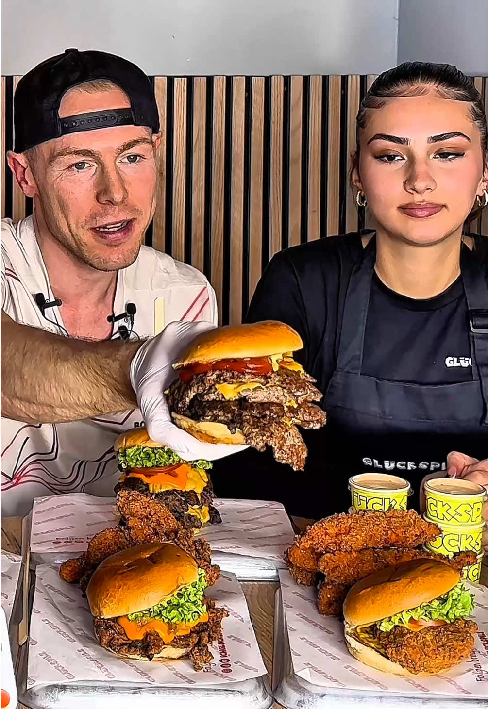 Schaffe ich die neue One Piece Burger Challenge? 🍔 🥵 7 Prüfungen, 7 Burger-Türme und am Ende der Schatz – der legendäre One Piece Burger! 🏴‍☠️ Wenn ich ALLE Tower in 60 Minuten schaffe, werde ich offiziell: 👉 König aller Glückspilze 👑🍀 = lebenslang gratis bei @GLÜCKSPILZ essen. Wieviele Patties würdet ihr packen? 😅🫃 Schreibt’s gerne in die Kommentare ⬇️ 📲 Video in voller länge jetzt auf YouTube #bigm #bigmeatsfood #glückspilz #burger #challenge 