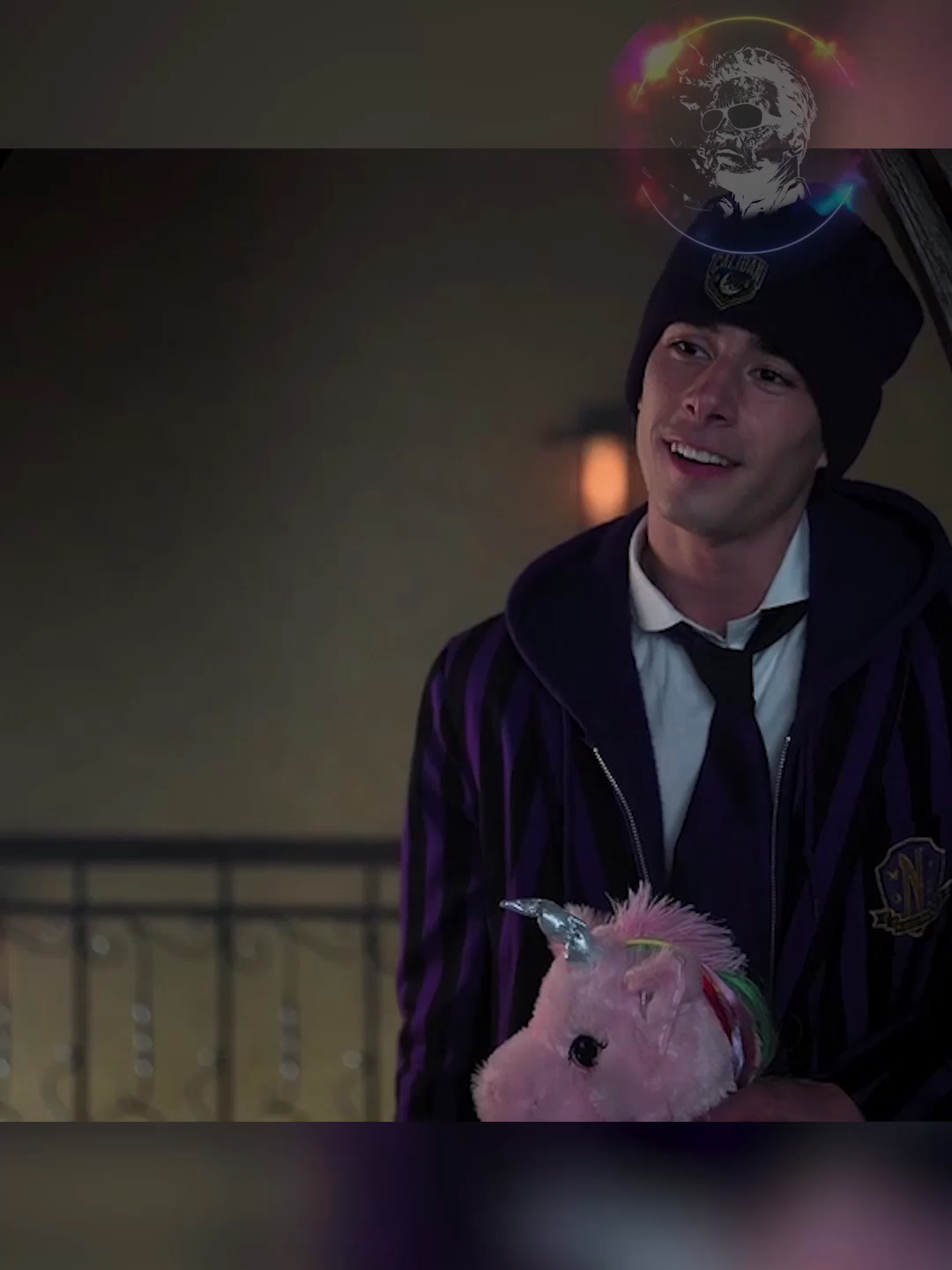 Нелепость сцены СЕЛФИ с фанатами! На празднике к блондинке подошли фанаты с предложением сделать селфи. Но откуда на фронтальной камере телефона вспышка? #дженнаортега🛐 #ортега #венсдей2 #уэнсдейадамс #уэнсдей #венсдей #венсдейиграет