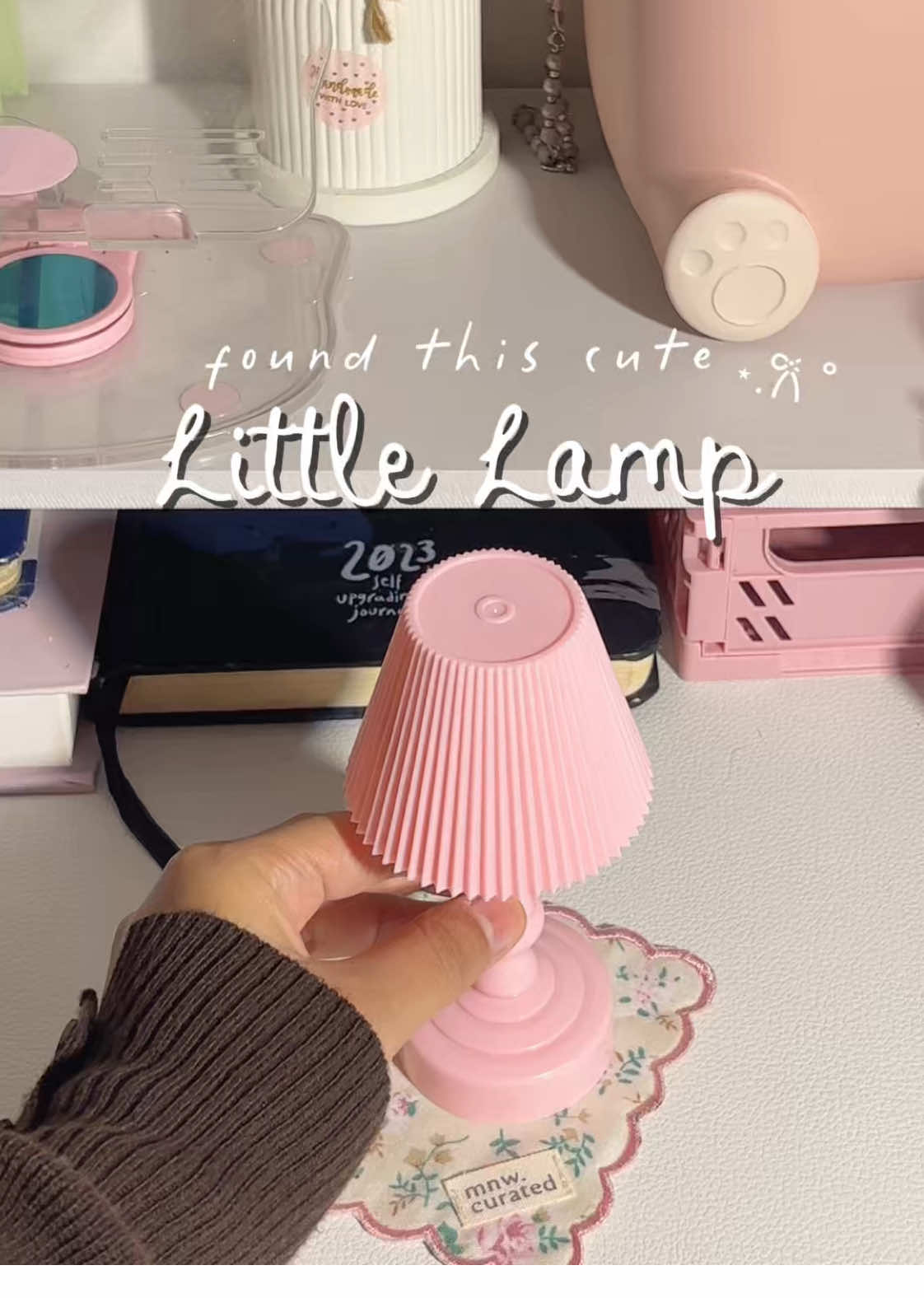 Rekomendasi barang untuk decor meja belajar 🫴🏻💡 Super gemec n aesthetic - cocok bgt untuk hiasan meja, udah free battery juga 💘 #lampubelajar #dekorasimeja #decoration #lampuminiaestetic #fyp