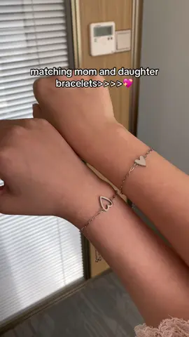 The perfect little mommy & me bracelet set! They are adjustable to fit any wrist size!💖🥹🫶#mommyandme #momanddaughter #matchingbracelets #Love #giftideas 