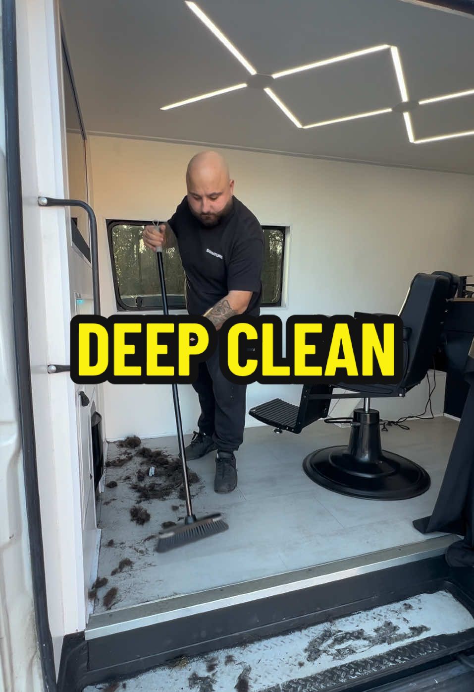 DEEP CLEAN IN MOBILE BARBERSHOP #asmr #asmrcleaning #satisfyingcleans #mobilebarber 