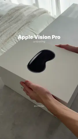 Lmk what u guys wanna see from the Vision Pro! #apple #unboxing #visionpro #willlforbes #vr 